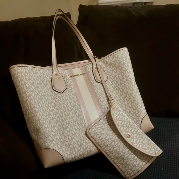 Michael Kors tote - Picture 1 of 5